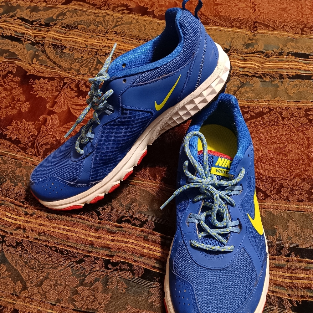 Nike Women's Blue and Yellow Athletic Shoes